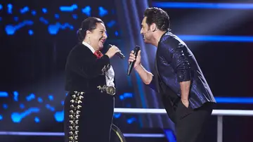 David Bustamante emociona cantando ‘La media vuelta’ con Lina Vargas en ‘La Voz Senior’