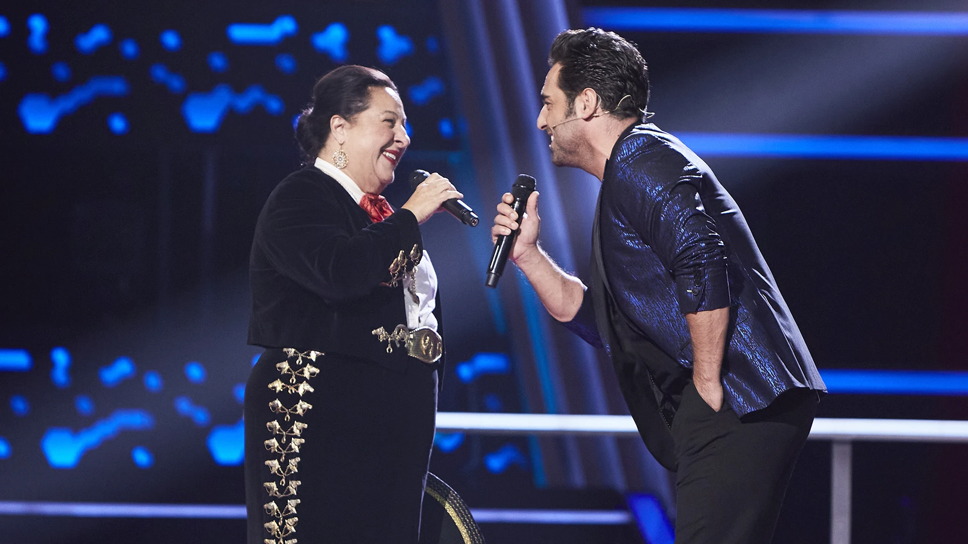 David Bustamante emociona cantando ‘La media vuelta’ con Lina Vargas en ‘La Voz Senior’ David Bustamante emociona cantando ‘La media vuelta’ con Lina Vargas en ‘La Voz Senior’