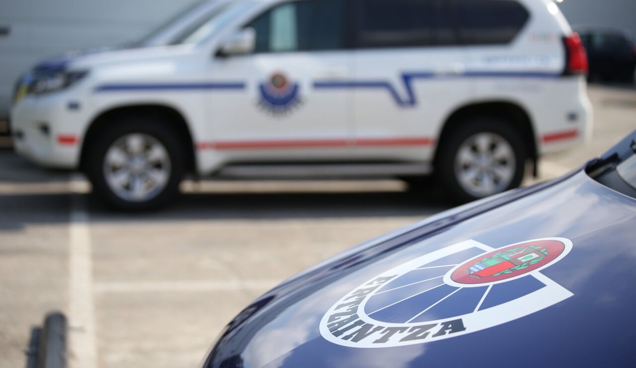 Coches policiales de la Ertzaintza