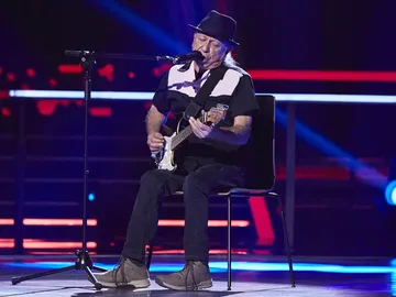 Lluís Navarro canta ‘Johnny B. Goode’ en la Semifinal de ‘La Voz Senior’ Lluís Navarro canta ‘Johnny B. Goode’ en la Semifinal de ‘La Voz Senior’