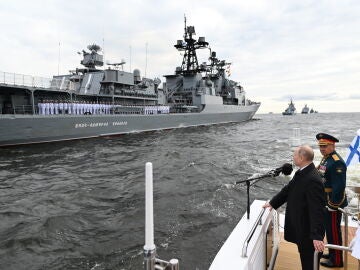 El presidente ruso, Vladimir Putin (c) el ministro de Defensa, Sergei Shoigu (2-d) y el jefe de la Armada Nikolai Yevmenov (d) en el desfile organizado el pasado mes de julio en San Petersburg