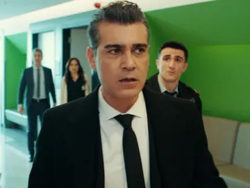 Los guardias de seguridad sacan a Volkan del hospital a la fuerza Los guardias de seguridad sacan a Volkan del hospital a la fuerza