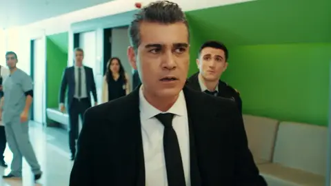 Los guardias de seguridad sacan a Volkan del hospital a la fuerza 'Infiel'