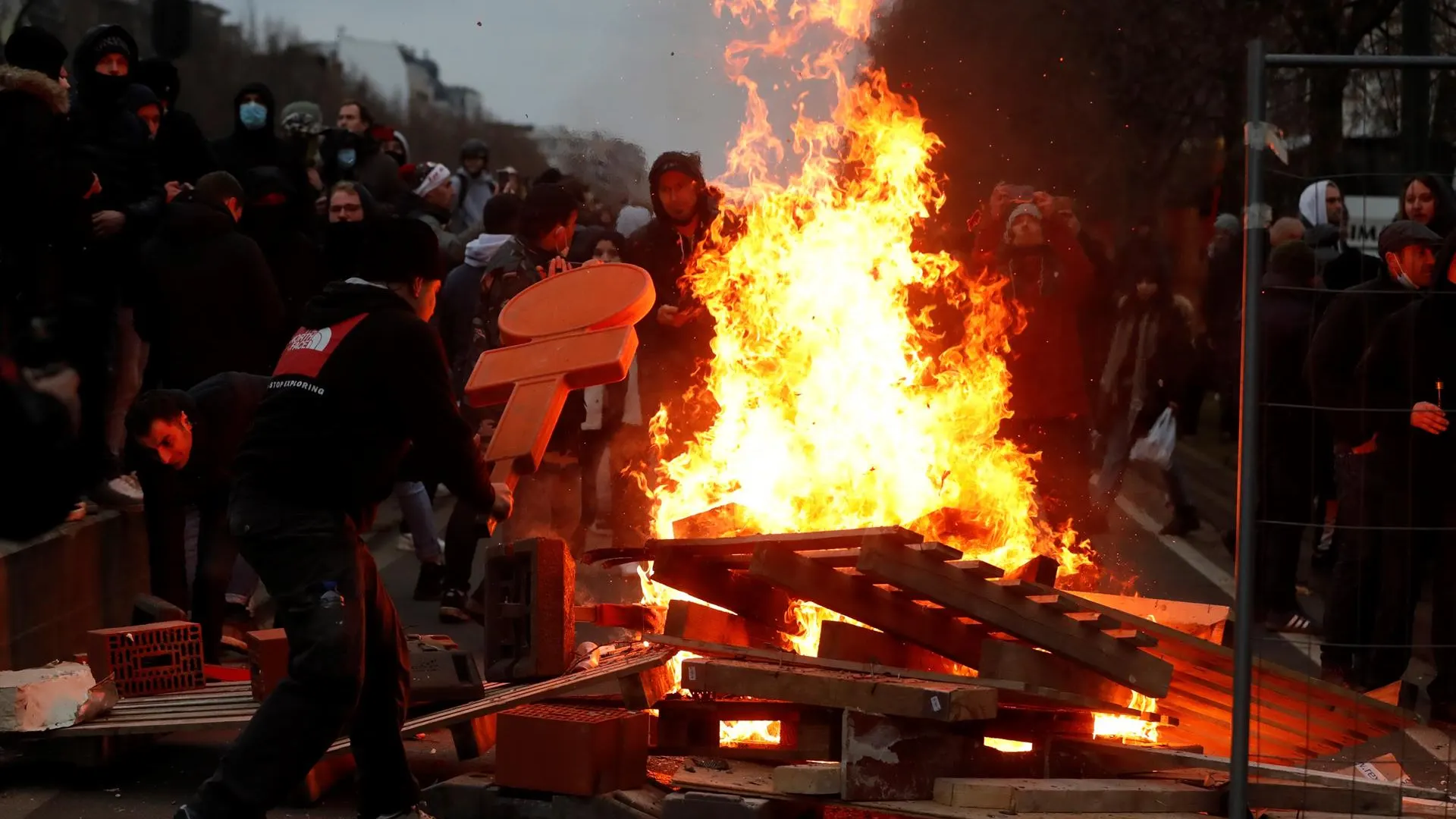 Enfrentamientos al margen de una protesta contra las medidas europeas contra el coronavirus en Bruselas Enfrentamientos al margen de una protesta contra las medidas europeas contra el coronavirus en Bruselas