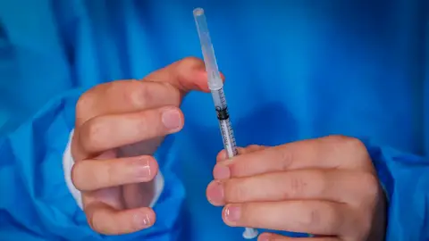 La opinión de los padres tras detectar vacunaciones contra el Covid-19 por error en colegio de Valencia La opinión de los padres tras detectar vacunaciones contra el Covid-19 por error en colegio de Valencia