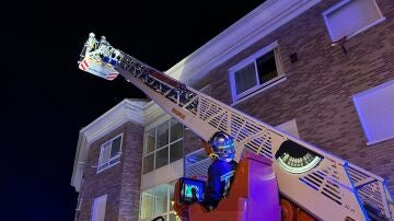 Desalojados 60 vecinos y 2 heridos leves en un incendio de en edificio en Galapagar