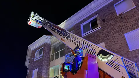 Desalojados 60 vecinos y 2 heridos leves en un incendio de en edificio en Galapagar Desalojados 60 vecinos y 2 heridos leves en un incendio de en edificio en Galapagar