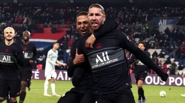 Sergio Ramos celebra con rabia su primer gol con el PSG
