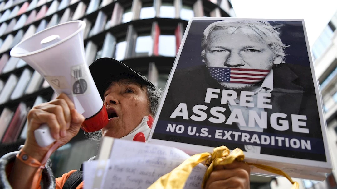 Un tribunal británico permite al fundador de WikiLeaks, Julian Assange recurrir su extradición a EE.UU. Un tribunal británico permite al fundador de WikiLeaks, Julian Assange recurrir su extradición a EE.UU.