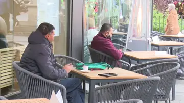 Las 'terrazas Covid' a debate: muchos vecinos salen a la calle a protestar mientras los hosteleros respiran aliviados Las 'terrazas Covid' a debate: muchos vecinos salen a la calle a protestar mientras los hosteleros respiran aliviados