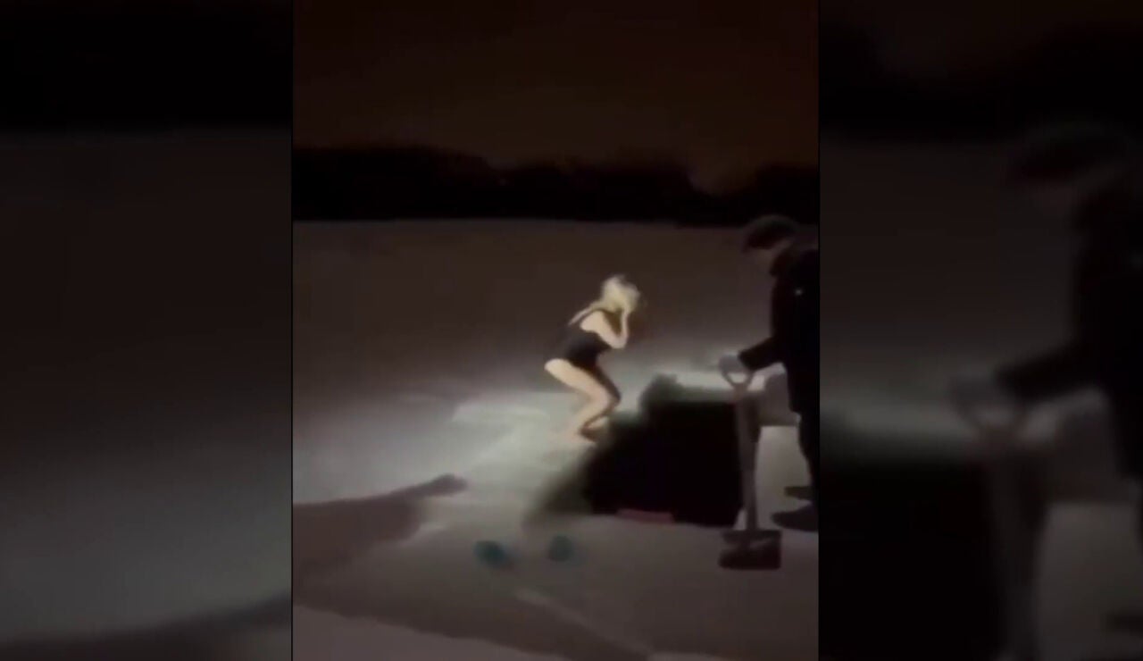 Una mujer muere tras lanzarse al agua y quedar atrapada bajo el hielo en Rusia