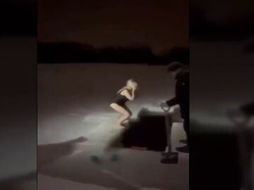 Una mujer muere tras lanzarse al agua y quedar atrapada bajo el hielo en Rusia