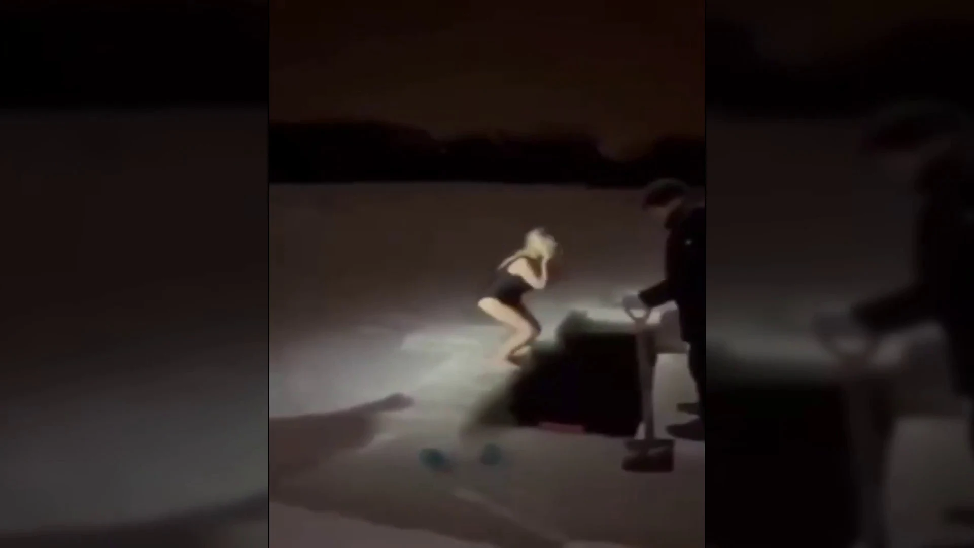 Una mujer muere tras lanzarse al agua y quedar atrapada bajo el hielo en Rusia