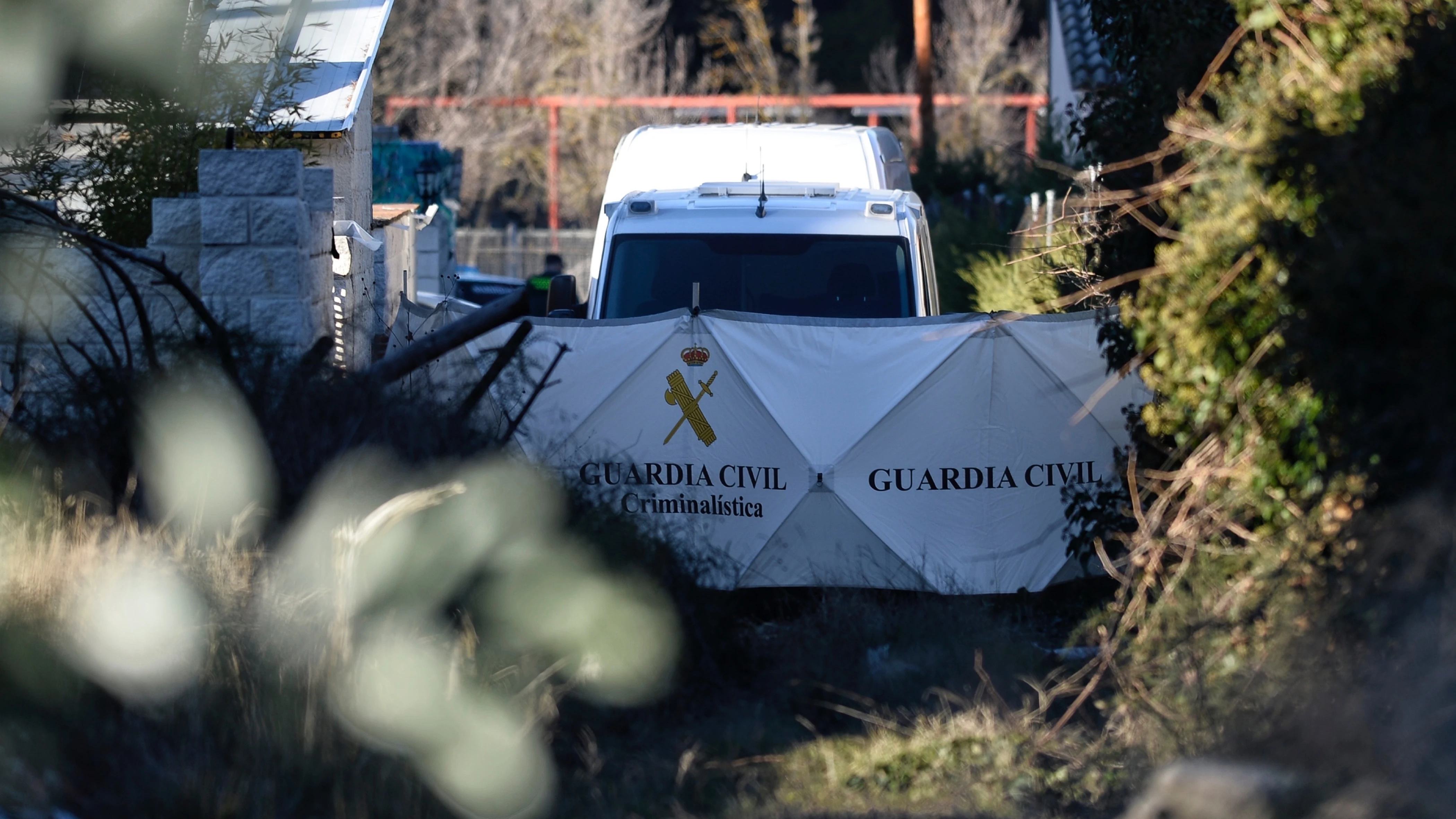 La Guardia Civil inspeccionan la vivienda del detenido por la desaparici&oacute;n de Esther L&oacute;pez