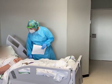 Belén recibe y lee cartas para sus pacientes de covid desde hace 2 años