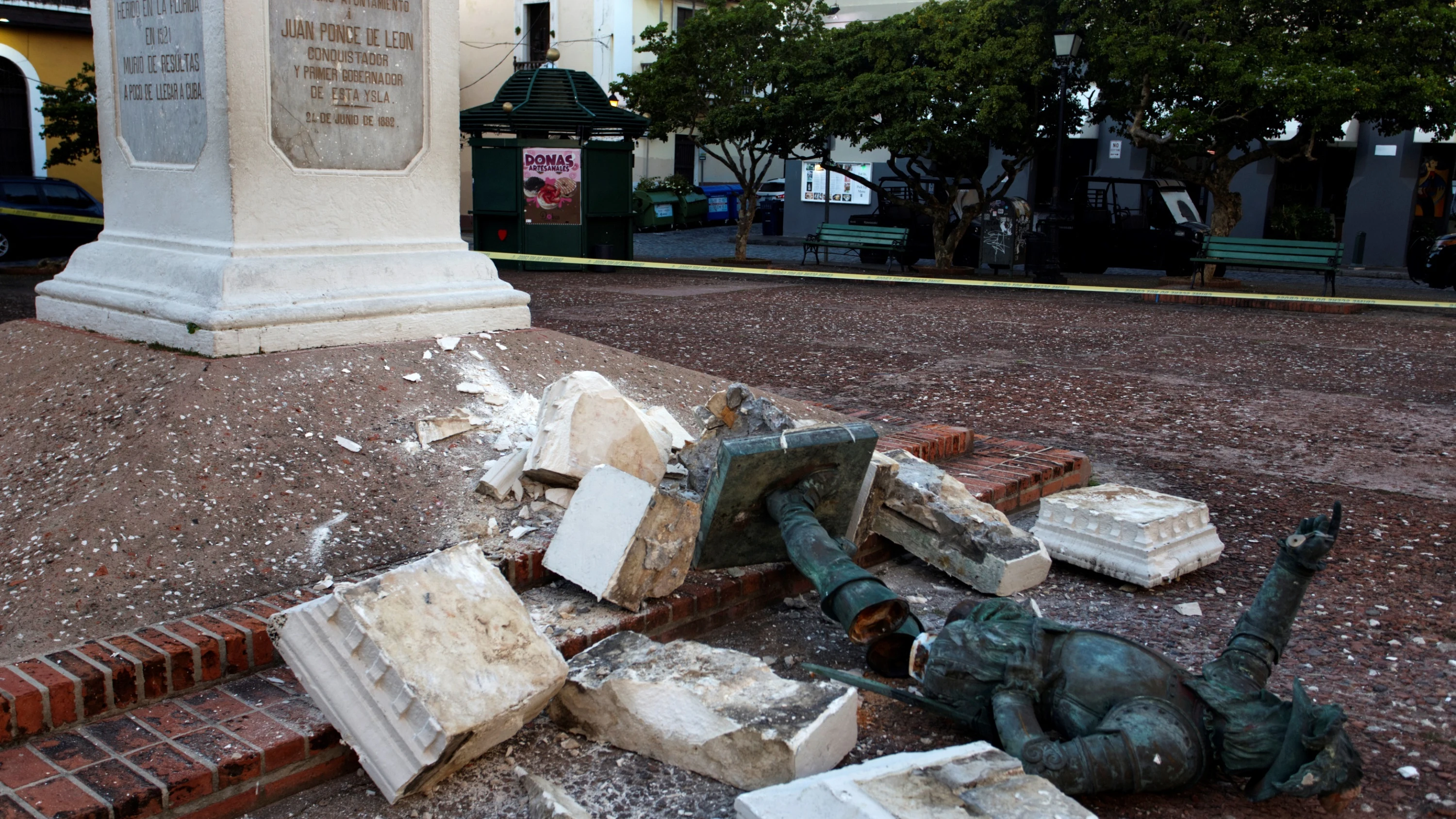 Derriban la estatua de Juan Ponce de Le&oacute;n, en la plaza San Jos&eacute; (Puerto Rico)