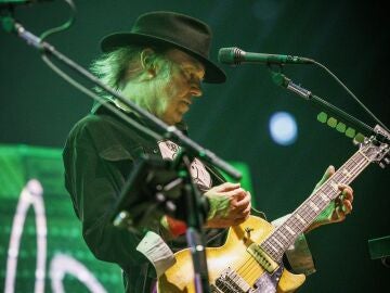El cantante Neil Young amenaza a Spotify con la retirada de sus canciones si no cancela un podcast antivacunas