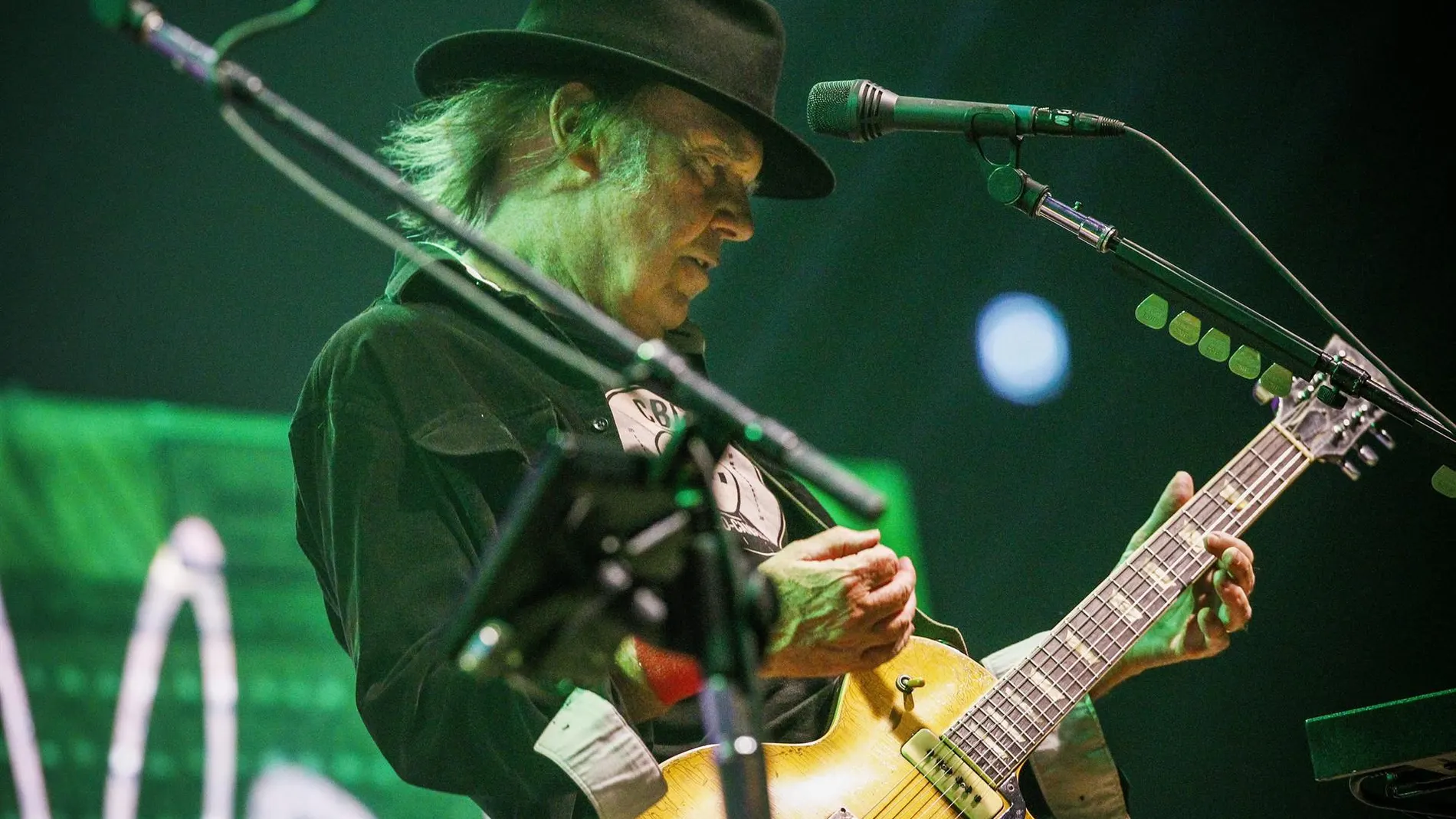 El cantante Neil Young amenaza a Spotify con la retirada de sus canciones si no cancela un podcast antivacunas