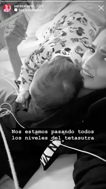 Sara Sálamo dando el pecho a su hijo Sara Sálamo