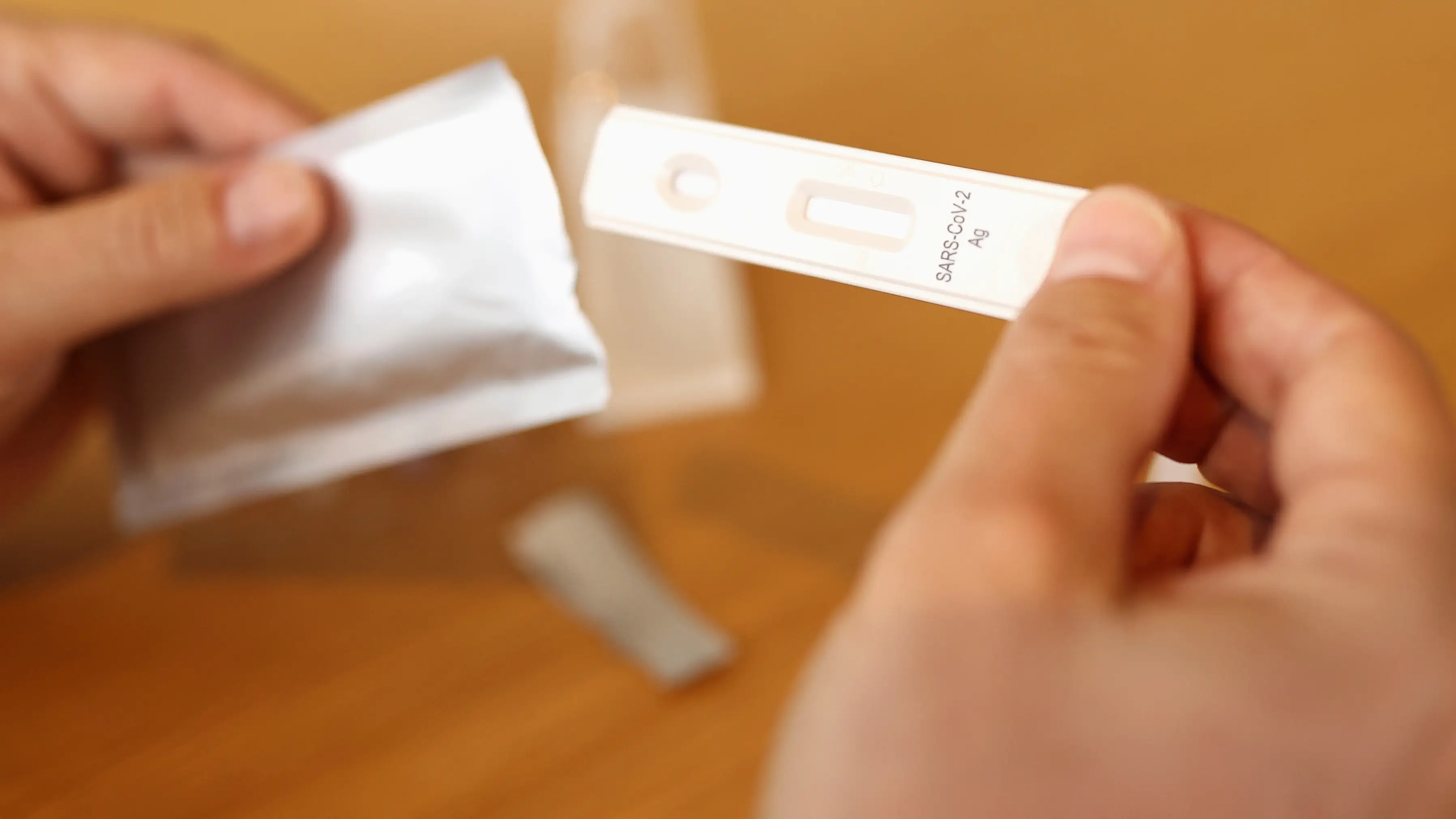 La explicaci&oacute;n cient&iacute;fica que despeja todas las dudas sobre el v&iacute;deo viral del test de ant&iacute;genos y la linterna de luz ultravioleta