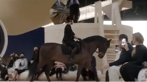 El momento en el que Carlota Casiraghi aparece en la pasarela montada a caballo. El momento en el que Carlota Casiraghi aparece en la pasarela montada a caballo.
