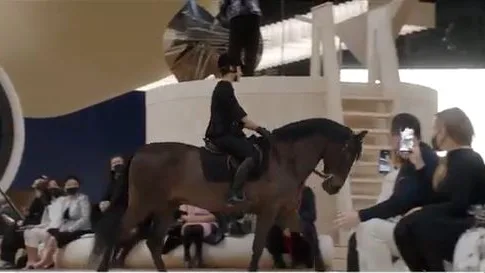 El momento en el que Carlota Casiraghi aparece en la pasarela montada a caballo. El momento en el que Carlota Casiraghi aparece en la pasarela montada a caballo.