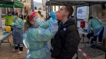 Personal sanitario realiza pruebas de diagnóstico para detectar el coronavirus
