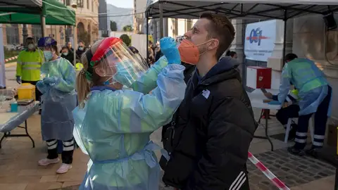 Personal sanitario realiza pruebas de diagnóstico para detectar el coronavirus Personal sanitario realiza pruebas de diagnóstico para detectar el coronavirus