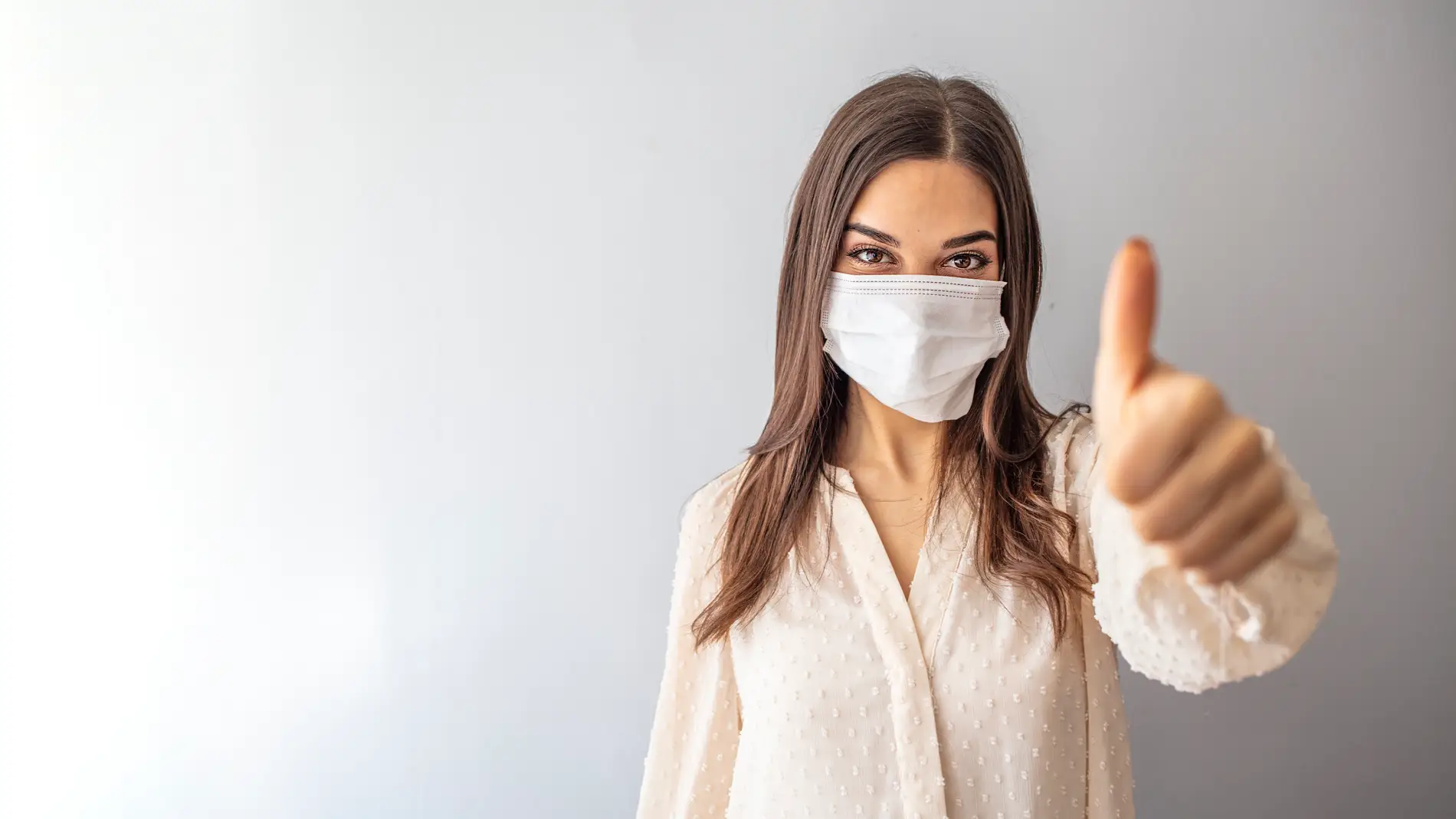 Chica con mascarilla