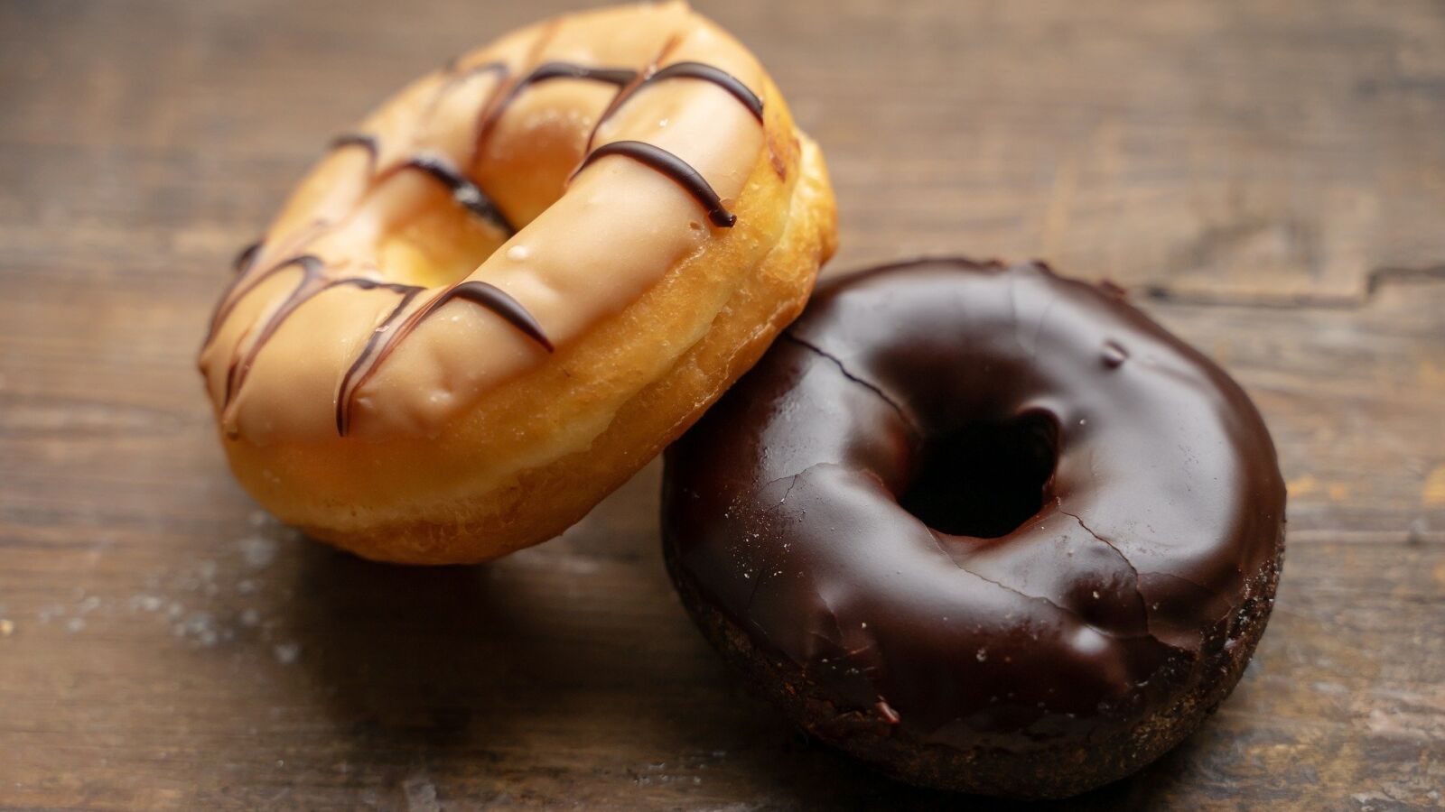 Engaña a tu paladar merendando estos donuts de mandarina y chocolate sin azúcar