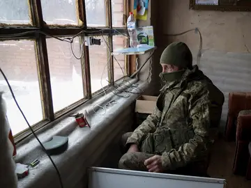 Un soldado ucraniano en un puesto de observación de la frontera entre Ucrania y Rusia