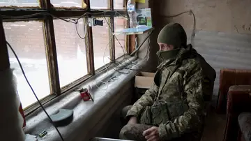 Un soldado ucraniano en un puesto de observación de la frontera entre Ucrania y Rusia