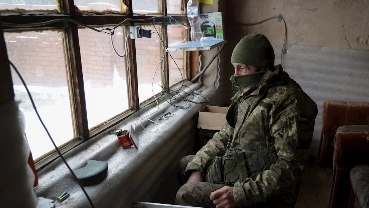 Un soldado ucraniano en un puesto de observación de la frontera entre Ucrania y Rusia Un soldado ucraniano en un puesto de observación de la frontera entre Ucrania y Rusia
