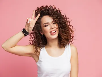 Chica con el pelo curly Chica con el pelo curly