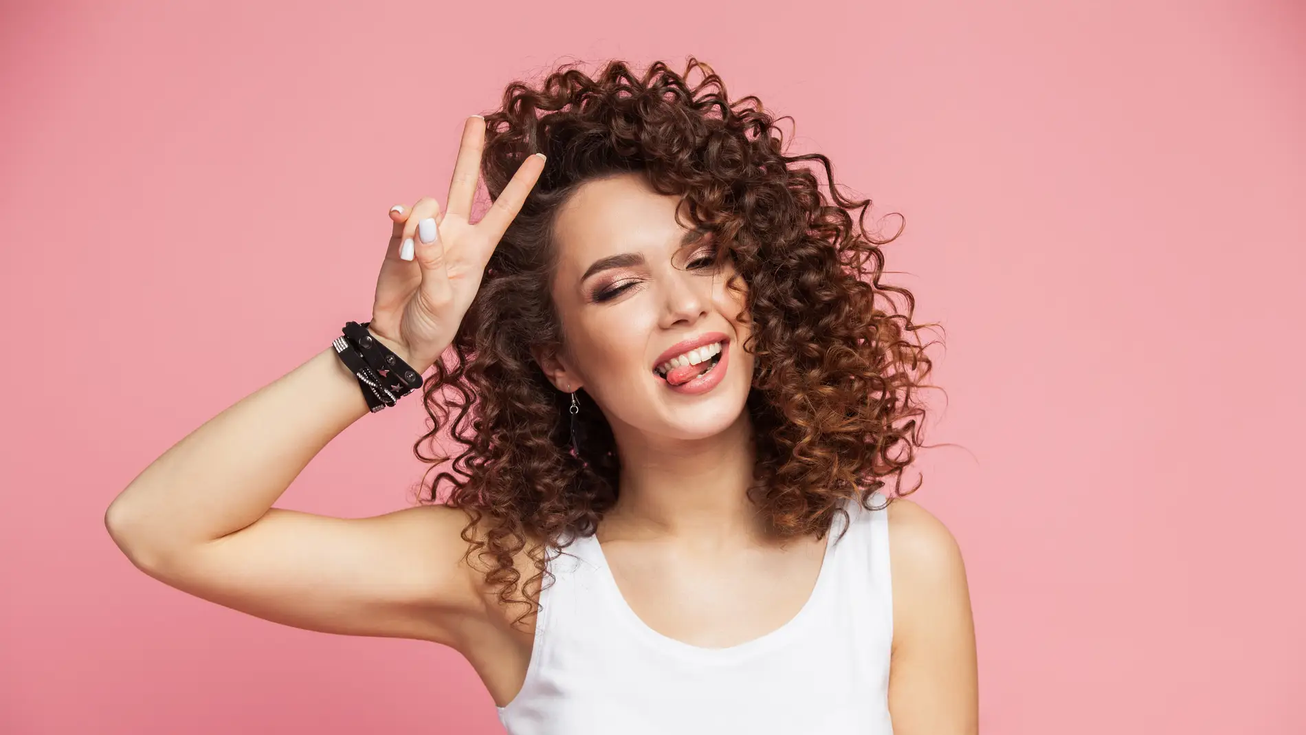 Chica con el pelo curly