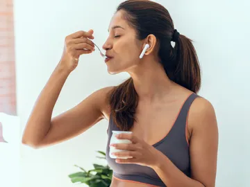 Una chica merienda antes de entrenar. Una chica merienda antes de entrenar.