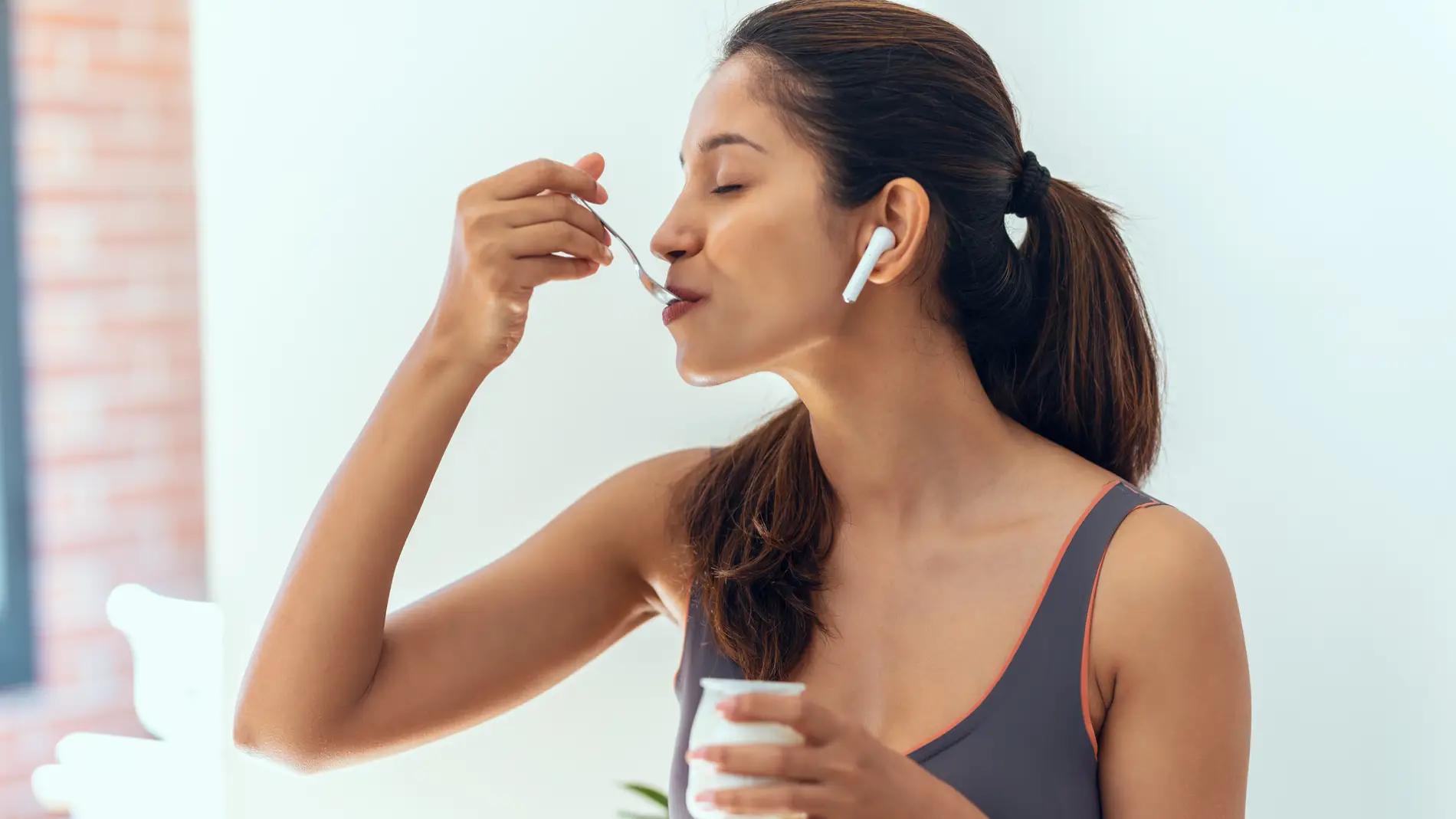 Una chica merienda antes de entrenar.