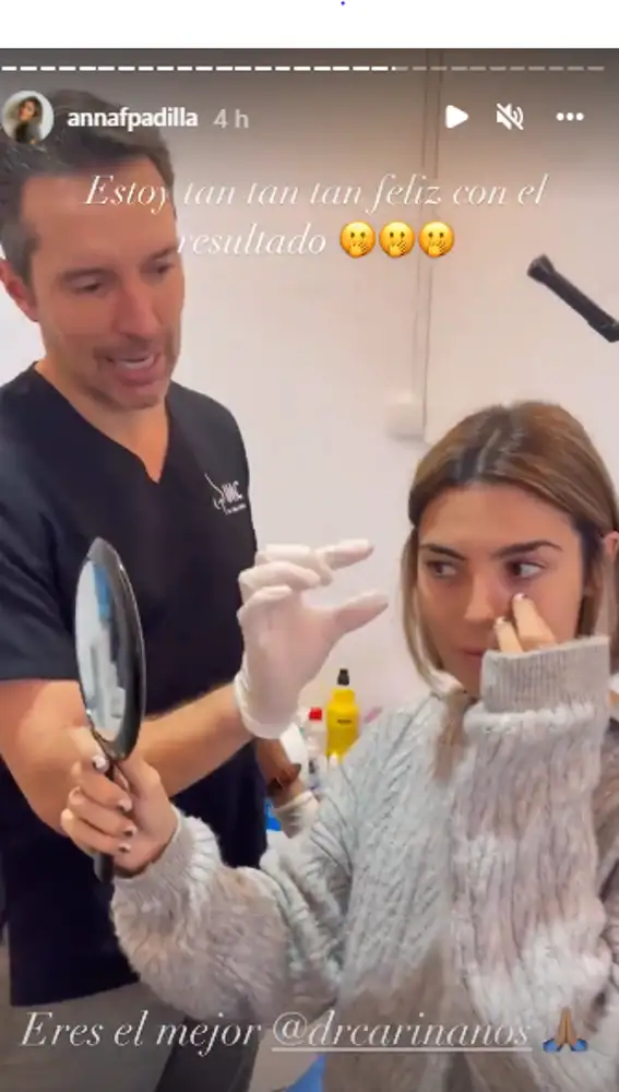 Anna Ferrer Padilla observando su nueva nariz