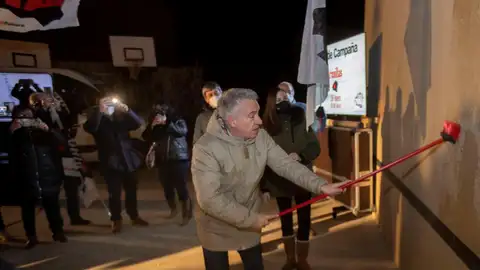 Comienza la campaña electoral en Castilla y León con la pegada de carteles Comienza la campaña electoral en Castilla y León con la pegada de carteles