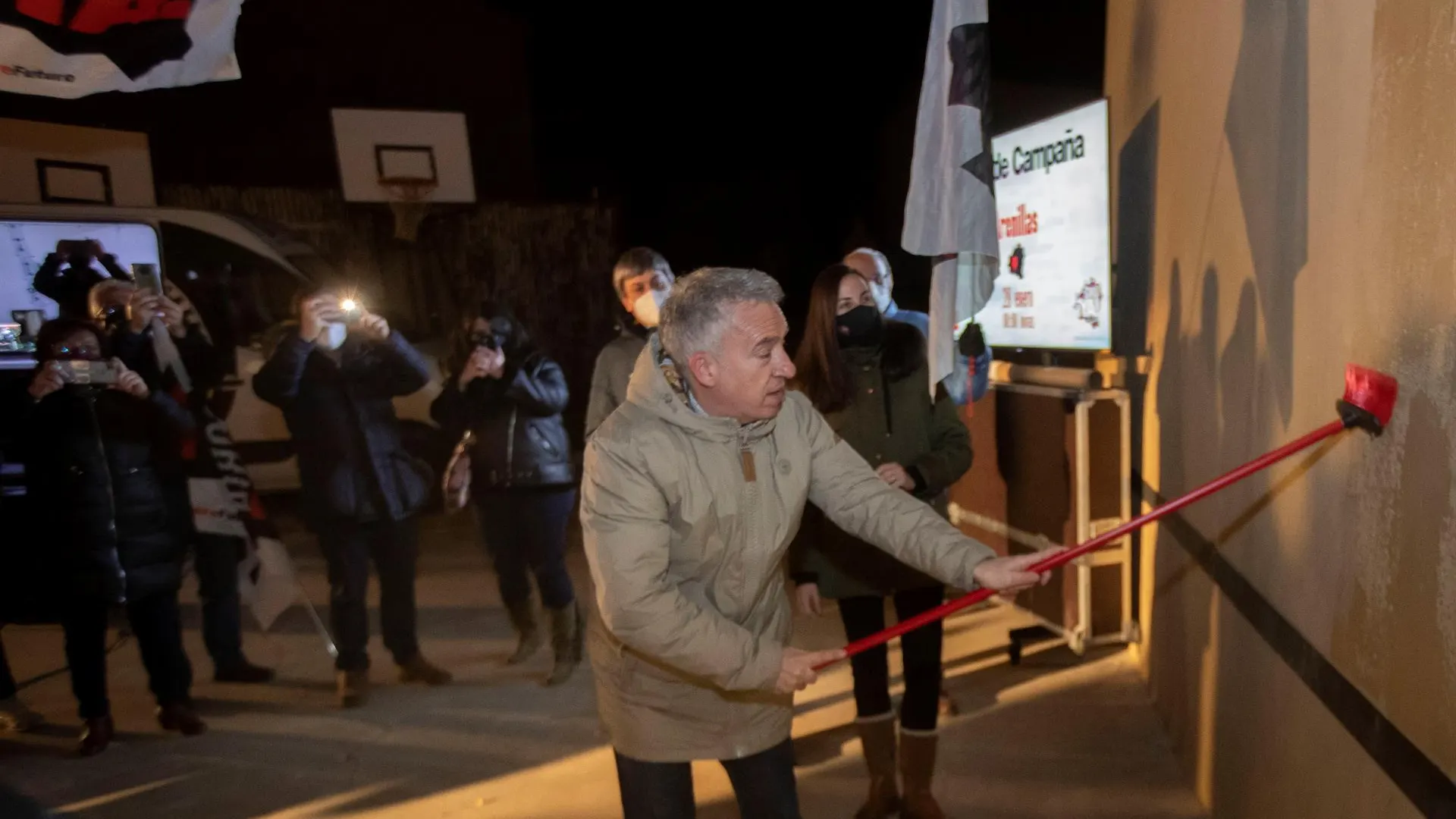 Comienza la campaña electoral en Castilla y León con la pegada de carteles Comienza la campaña electoral en Castilla y León con la pegada de carteles