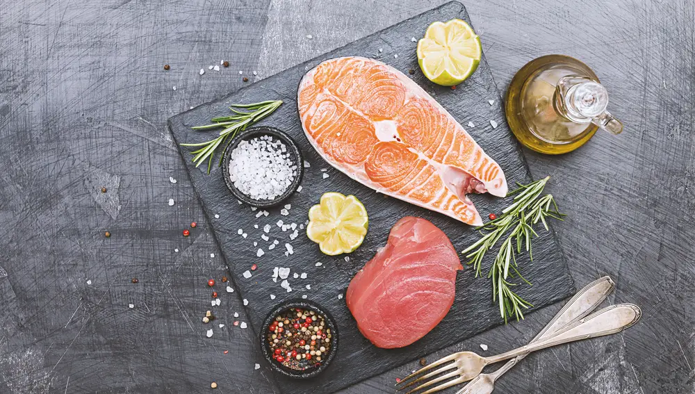 Los pescados grasos como el salmón proporcionan vitamina D.