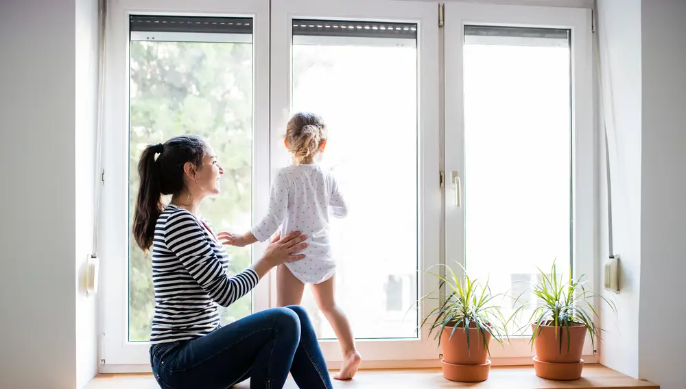 Tomar el sol desde la ventana es una buena opción si estamos confinados.