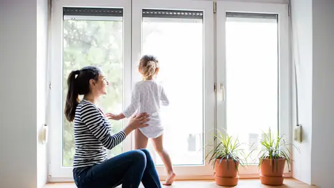 Tomar el sol desde la ventana es una buena opción si estamos confinados. Tomar el sol desde la ventana es una buena opción si estamos confinados.