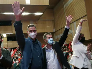 El presidente del Gobierno, Pedro Sánchez (i) asiste al acto de campaña en Zamora en apoyo al candidato a la presidencia de Castilla y León, Luis Tudanca (d), con motivo de las elecciones del próximo 13F.