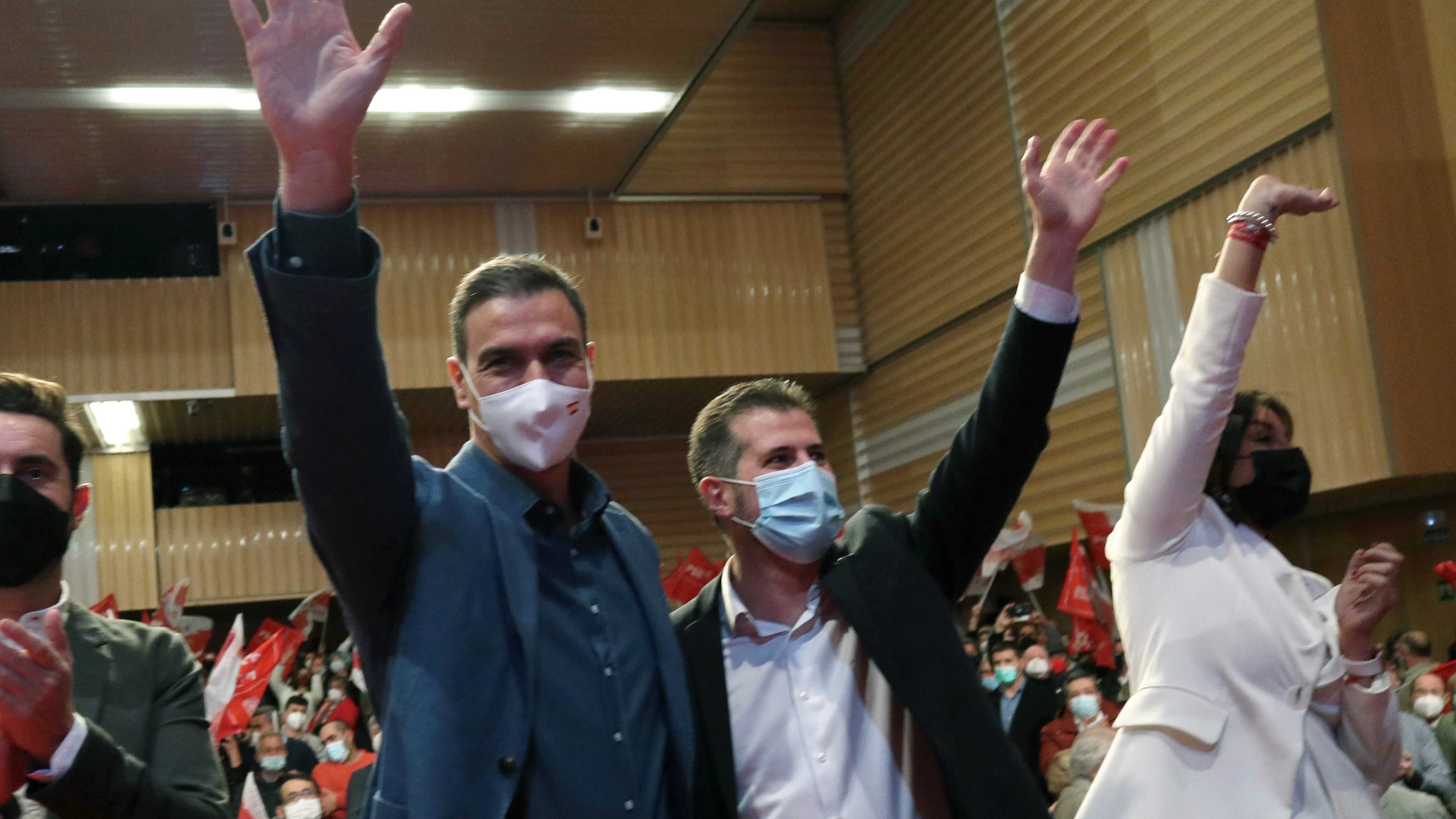 El presidente del Gobierno, Pedro Sánchez (i) asiste al acto de campaña en Zamora en apoyo al candidato a la presidencia de Castilla y León, Luis Tudanca (d), con motivo de las elecciones del próximo 13F. El presidente del Gobierno, Pedro Sánchez (i) asiste al acto de campaña en Zamora en apoyo al candidato a la presidencia de Castilla y León, Luis Tudanca (d), con motivo de las elecciones del próximo 13F.
