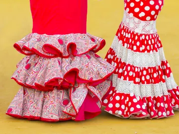 No todos las españolas bailan sevillanas. No todos las españolas bailan sevillanas.