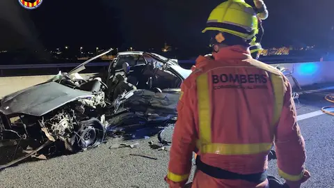 Imagen de los vehículos implicados en la colisión múltiple que se ha registrado esta noche en la autovía A-7 a la altura del municipio valenciano de Rotglà i Corberà, en el que se han visto implicados cuatro vehículos y en el que cinco personas han muerto y al menos tres más han sufrido heridas graves. Imagen de los vehículos implicados en la colisión múltiple que se ha registrado esta noche en la autovía A-7 a la altura del municipio valenciano de Rotglà i Corberà, en el que se han visto implicados cuatro vehículos y en el que cinco personas han muerto y al menos tres más han sufrido heridas graves.