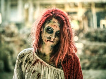 Una joven disfrazada de zombie