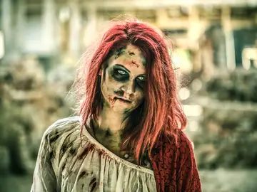 Una joven disfrazada de zombie Una joven disfrazada de zombie