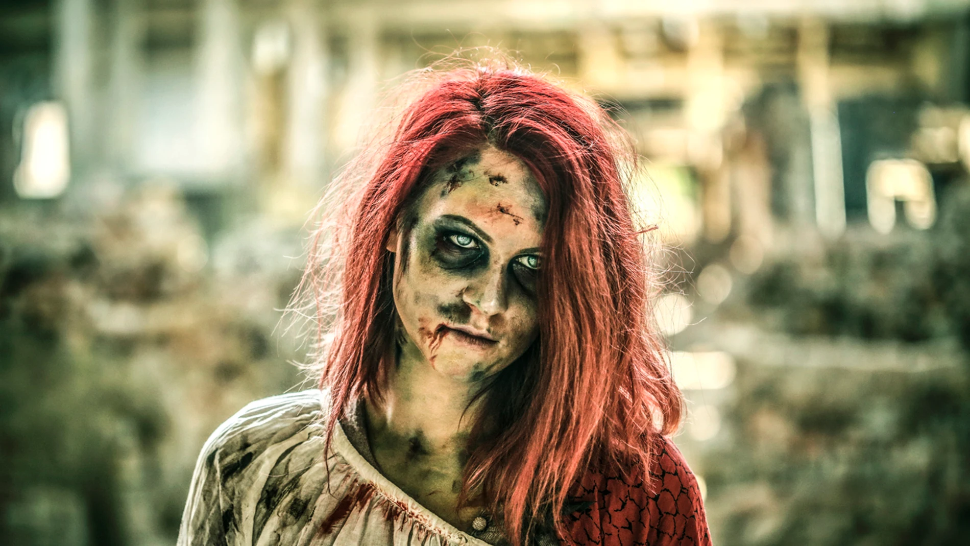 Una joven disfrazada de zombie